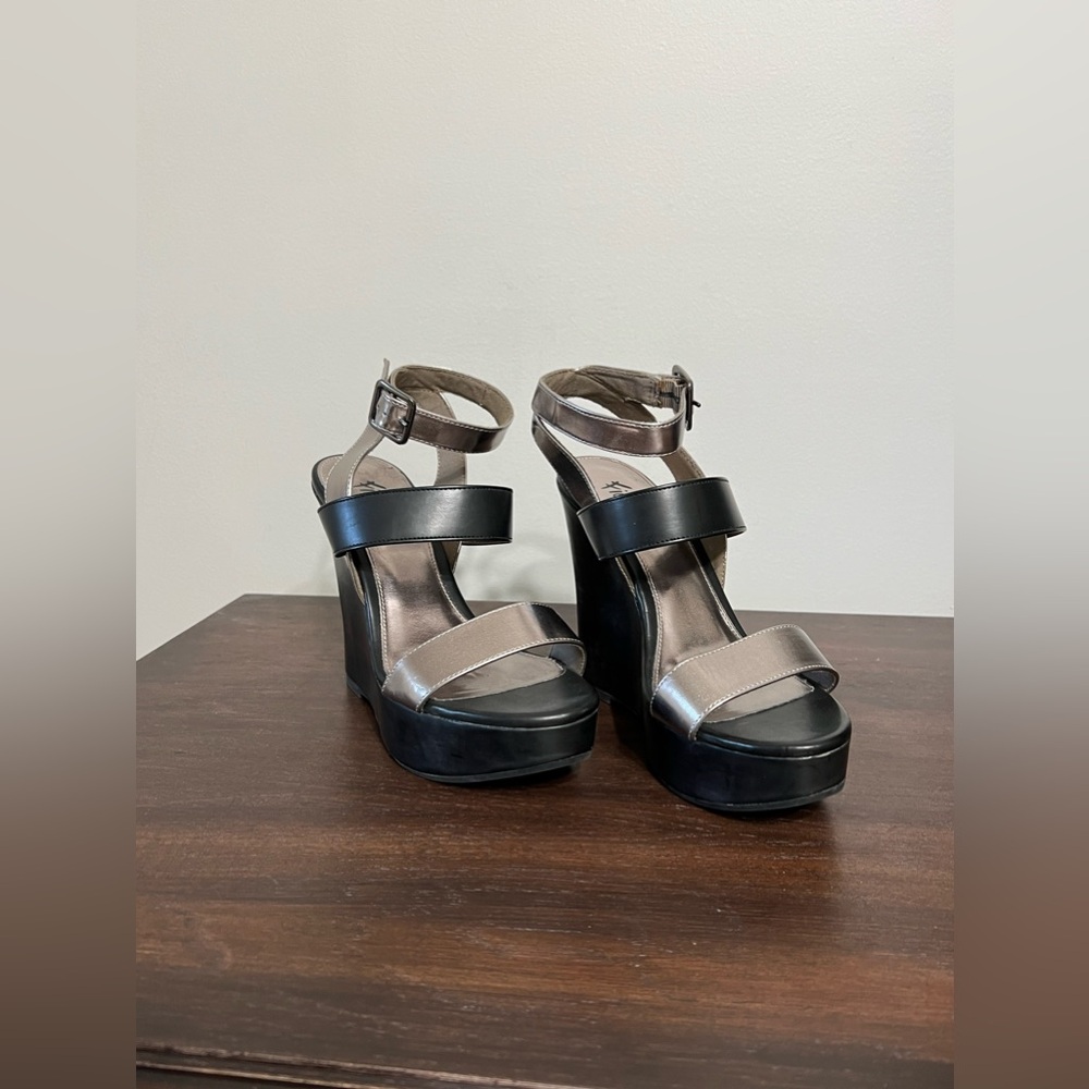 Fioni Black & Silver Strapped Wedge Heeled Shoes Women’s Size 8
